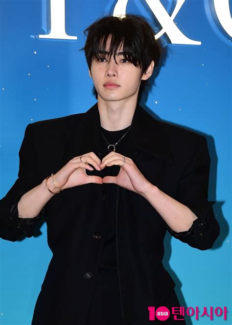 ENHYPEN's Sunghoon The prince's splendid outing...eyes are jewels