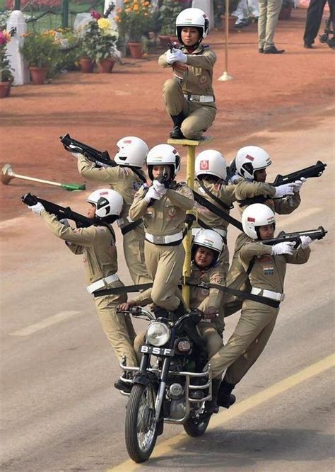 印度阅兵为何爱用摩托车叠罗汉 因为民间玩摩托更疯狂|印度|阅兵|摩托车_新浪军事_新浪网