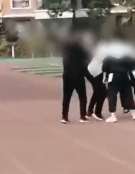 三名教师操场围殴一名学生：拳打脚踢多次飞踹-搜狐大视野-搜狐新闻