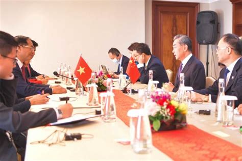 王毅和越南外长裴青山在雅加达举行双边会晤 - YouTube