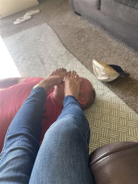My cute green nylon feet on his face and in his mouth outdoor : r/feetonface