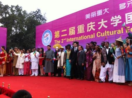 与国际学生参加第二届国际文化交流节-重庆大学出国留学预备中心