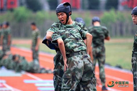 “破蛋日”，武警新兵集体为军旅生活打call - 中国军网