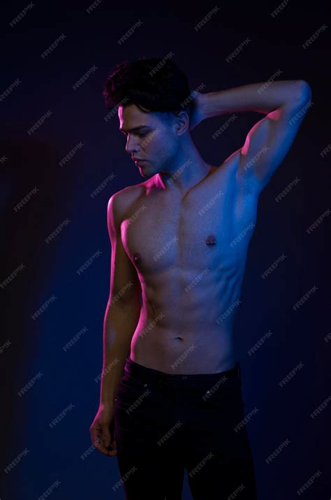 Chico guapo inflado con torsos desnudos Chico deportivo cuerpo masculino atractivo Disparos en ...