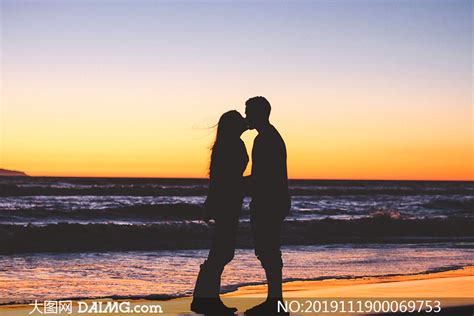 黄昏下海边的情侣接吻剪影摄影图片_大图网图片素材