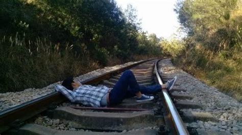 27岁女子火车道口卧轨自杀，面对那些不能承受之重，死是一种解脱_生命