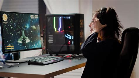 Playing Computer Clip 的图像结果