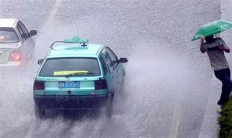 下雨天开车溅路人一身水，违法！|交警_新浪新闻