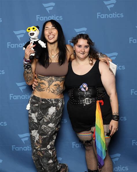 𝔉𝔞𝔫𝔰 ℜ𝔥𝔢𝔞 ℜ𝔦𝔭𝔩𝔢𝔶 𝔐𝔞𝔪𝔦 😈💜🖤⚖️ | Rhea Ripley always attentive and affectionate with her fans I hope ...