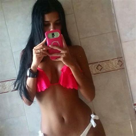 Daniela Baptista deslumbra en lencería rosa - ColorMusic