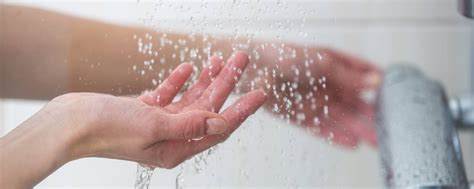 Keramas dengan Air Dingin atau Hangat, Mana yang Lebih Baik ...