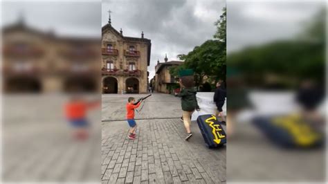 Denuncien el vídeo d'un nen apuntant amb una escopeta de joguina un ...