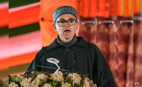 पहलगाम हमले के बाद कश्मीर से जा रहे पर्यटक, उमर बोले- मेहमानों को जाता ...