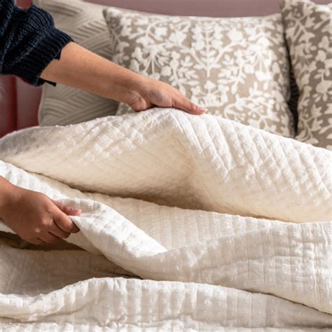 ESQ Living Grid Dobby Cotton Quilt - White