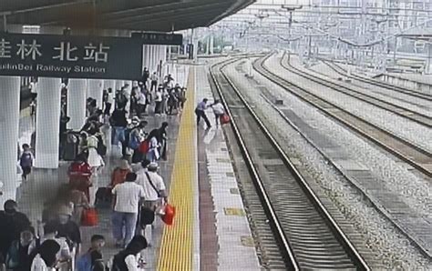 桂林北站一乘客欲跳入股道轻生，被工作人员和热心乘客制止
