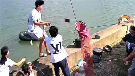 男子被朋友推进鱼塘前迅速扔出手机：怕掉水里不好找_凤凰网视频_凤凰网
