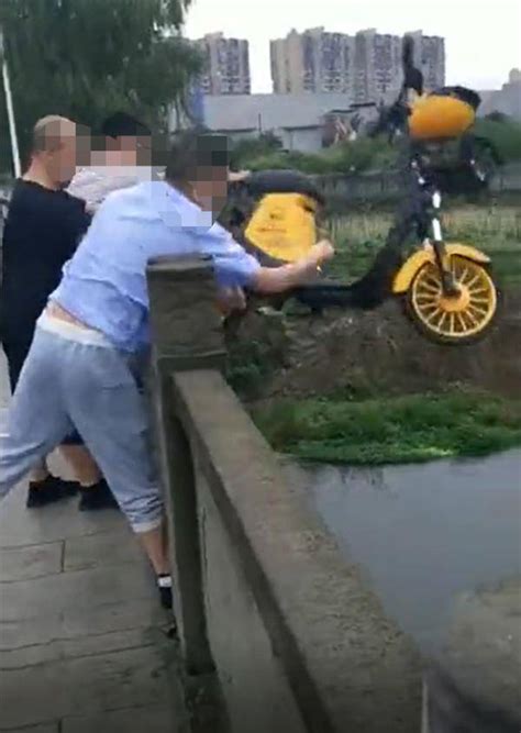 【相关|四川广汉出租车司机将共享电动车扔下河，警方通报来了|视频|封面|河中|交通运输局|广汉|电动】_傻大方