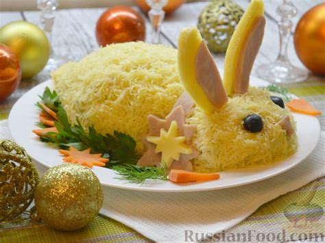Рецепт: Салат "Кролик" с ветчиной, рисом, кукурузой и огурцом на ...