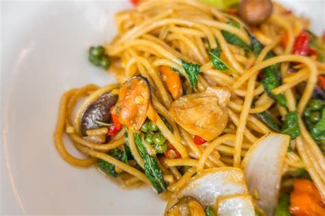 Spicy spaghetti with seafood . | Free Photo