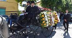 carrozza funebre una carrozza funebre trainata da quattro cavalli gli carrozza funebre una carrozza funebre trainata da quattro cavalli gli