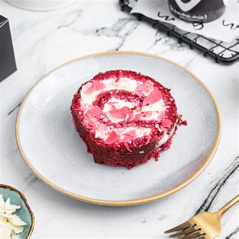 Buy Red Velvet Ice Cream Cake Roll | Mamamiaindia