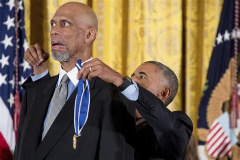 Barack Obama comedically presents Michael Jordan, Kareem Abdul-Jabbar ...