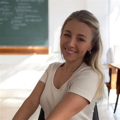 Ms Hazel - English teacher - ₹6522/h