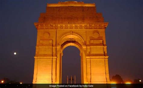 दिल्‍ली में बारिश के कारण इंडिया गेट के पास की सड़क धंसी, करीब पांच फुट ...