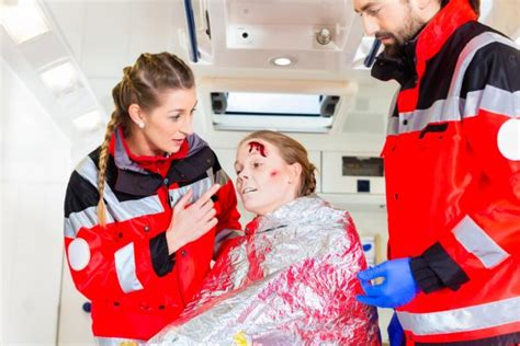 救护车与输液帮助受伤的女人 — 图库照片©Kzenon＃76950461