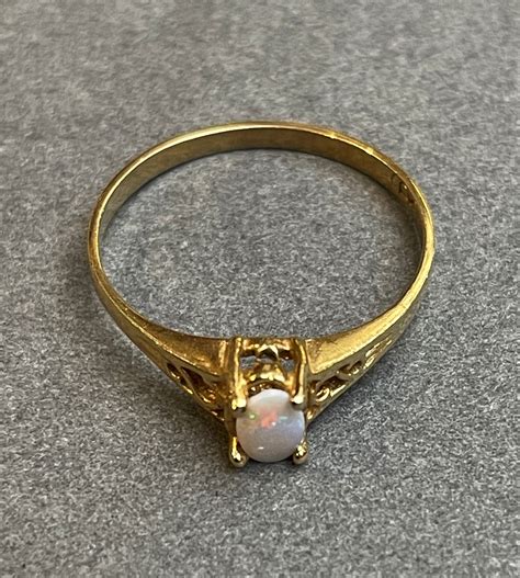 10 karat Gold Ring with Opal.