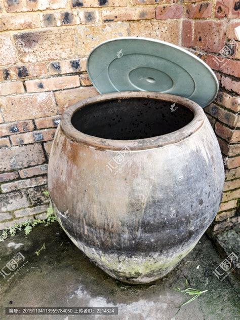 大量收购农村旧水缸,农村有价值的水缸图片,老式水缸批发_大山谷图库
