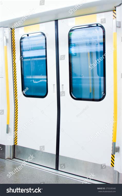 Local Train Closed-Door 的图像结果