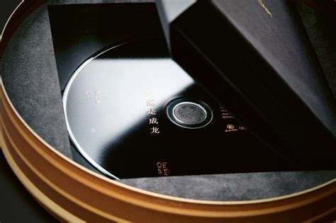 真实高质量的CD专辑包装盒设计展示PSD样机素材 - 25学堂
