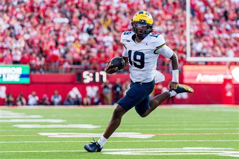 Wisconsin vs Michigan picks, predictions, odds for who wins college ...