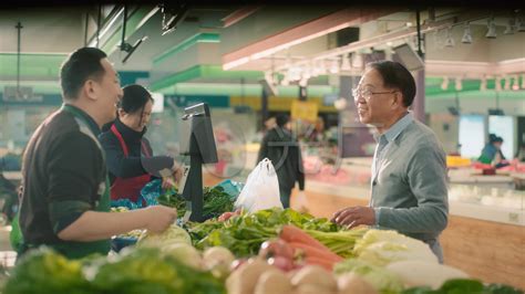 武汉：餐馆老板11年亲自去村里买菜，员工是农民，菜根都能变美食