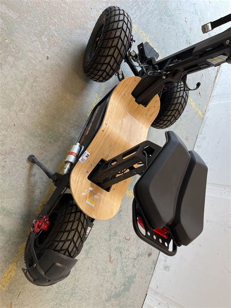 Three-wheel electric moped for golf courses, Ecoglider by Velocifero ...