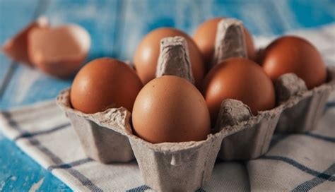 8 Effective Home Remedies To Treat Dandruff Naturally - lifeberrys.com