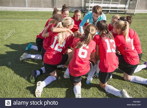 Girls Soccer Team Huddle 的图像结果