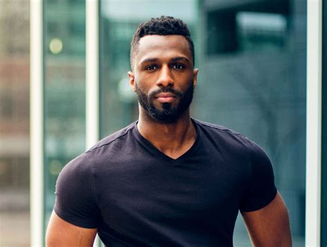 Broad Shoulders Men Attractive