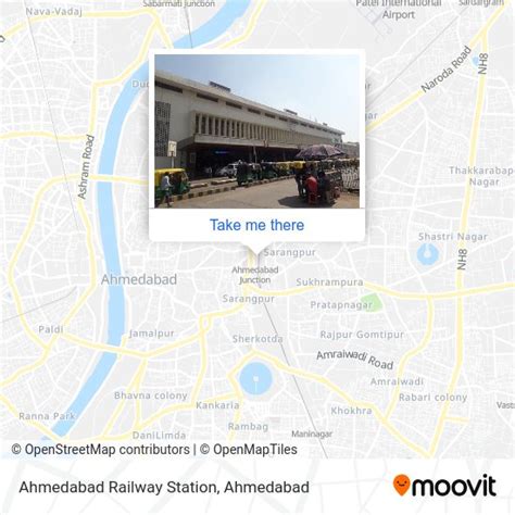 How to get to Ahmedabad Railway Station in Kalupur by bus or metro?