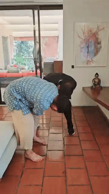 Aamir Khan touches 'Dangal' mentor Kripashankar Patel's feet: Calls him ...