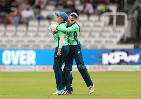 Dane van Niekerk gets a hug from Sarah Bryce | ESPNcricinfo.com