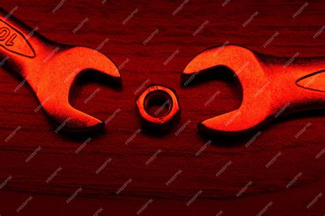 Dos llaves inglesas intentan comerse una nuez pequeña, pero ella no ...