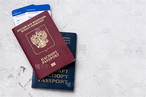 两名旅客持有俄罗斯和白俄罗斯护照并持有登机证。旅游概念选择性聚焦。