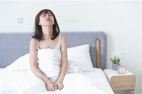 睡眼朦胧的年轻女性在床上半坐起身_站酷海洛_正版图片_视频_字体_音乐素材交易平台_站酷旗下品牌