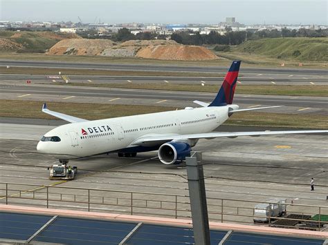 Ensuring Passenger Safety: The Delta Flight DL275 LAX Diversion Explained
