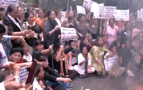 Congress holds protest against PM Modi's address on Women's Reservation ...