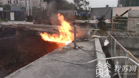 天然气管道泄漏引发火灾 扬州消防紧急救援