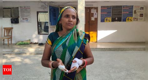 UP: Gritty woman foils loot bid, helps nab robber despite injury ...