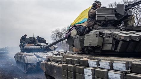 直击现场！大量坦克装甲车和火炮在俄乌边境集结_凤凰网视频_凤凰网